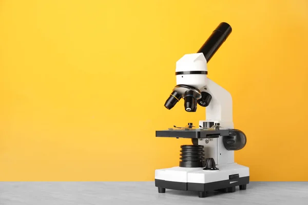 Modernes Mikroskop Auf Dem Tisch Vor Farbigem Hintergrund — Stockfoto