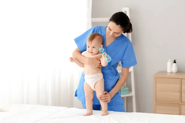 Bebe Osteopathie Images Libres De Droit Photos De Bebe Osteopathie Depositphotos