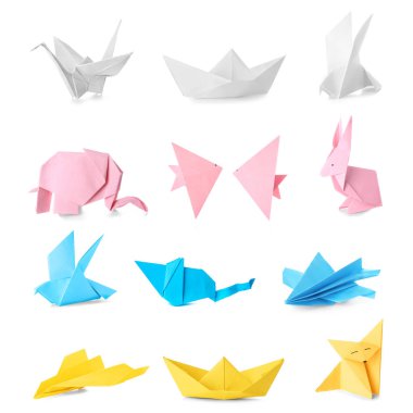 Beyaz arkaplanda birçok origami figürü