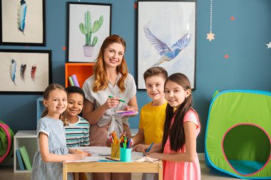 Okulda resim öğretmeni dersleri veriyor.