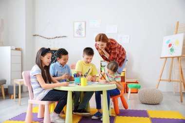 Okulda resim öğretmeni dersleri veriyor.