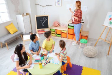 Okulda resim öğretmeni dersleri veriyor.