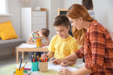 Okulda resim öğretmeni dersleri veriyor.