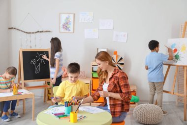 Okulda resim öğretmeni dersleri veriyor.