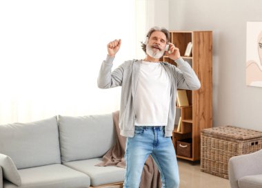 Evde dans eden havalı bir son sınıf öğrencisi.