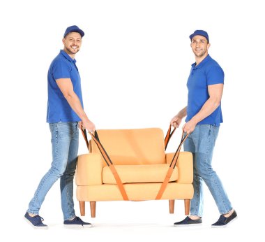 Mobilyaları beyaz arkaplanda taşıyan yükleyiciler