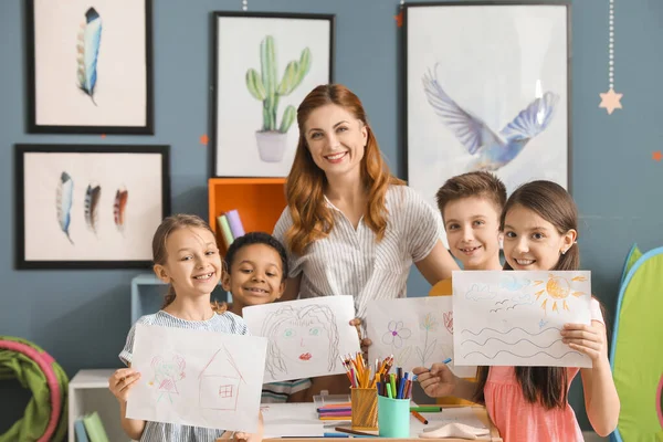 Profesor Dibujo Dando Clases Escuela — Foto de Stock