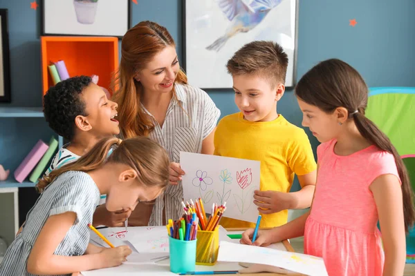 Zeichenlehrerin Gibt Unterricht Der Schule — Stockfoto