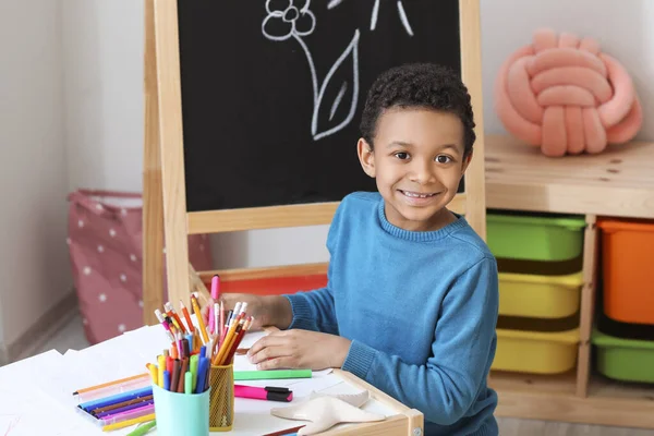 Słodkie Afroamerykanin Chłopiec Rysunek Szkole — Zdjęcie stockowe