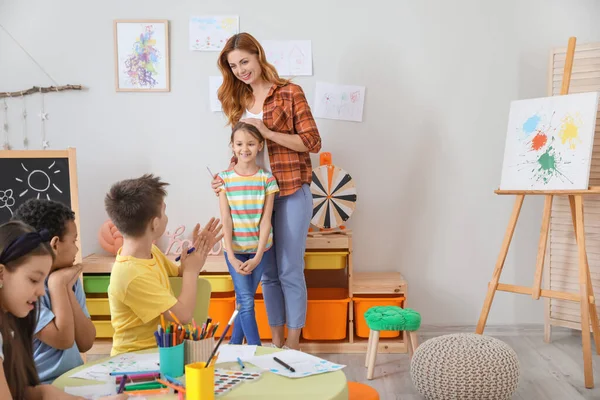 Zeichenlehrerin Gibt Unterricht Der Schule — Stockfoto