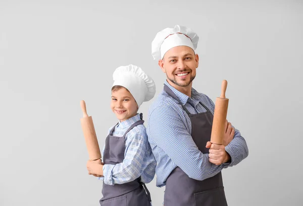 Retrato Chef Masculino Seu Filho Fundo Claro — Fotografia de Stock