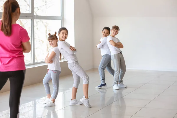 Bonito Crianças Com Professor Estúdio Dança — Fotografia de Stock