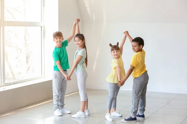 Söta Små Barn Dansar Studio — Stockfoto