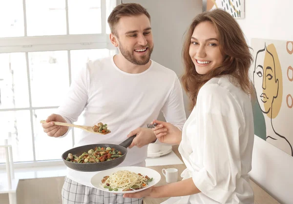 Glada Unga Par Kommer Att Äta Lunch Köket — Stockfoto