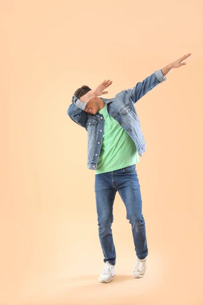 Knappe Jongeman Dansen Tegen Kleur Achtergrond — Stockfoto