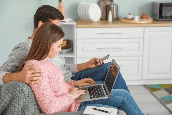 Jovem Casal Trabalhando Juntos Casa — Fotografia de Stock