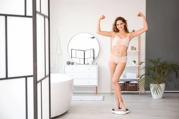 若い女性測定彼女の体重に自宅 — ストック写真