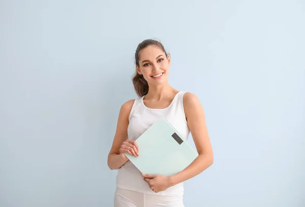 Junge Frau Mit Gewichtswaage Auf Farbigem Hintergrund — Stockfoto
