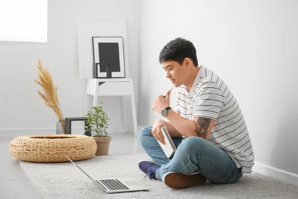Young Asian Man Working Laptop Home — Stock Photo, Image