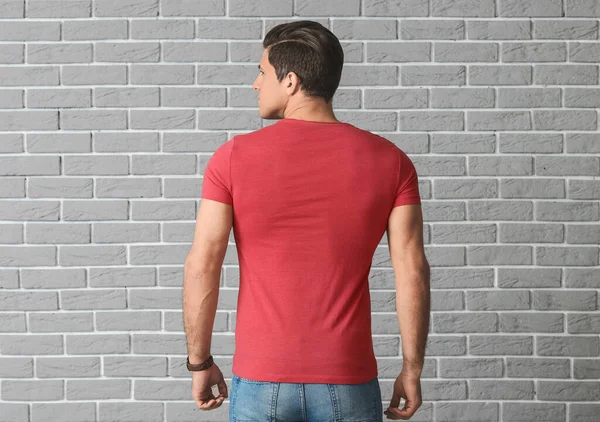 Hombre Elegante Camiseta Sobre Fondo Ladrillo —  Fotos de Stock