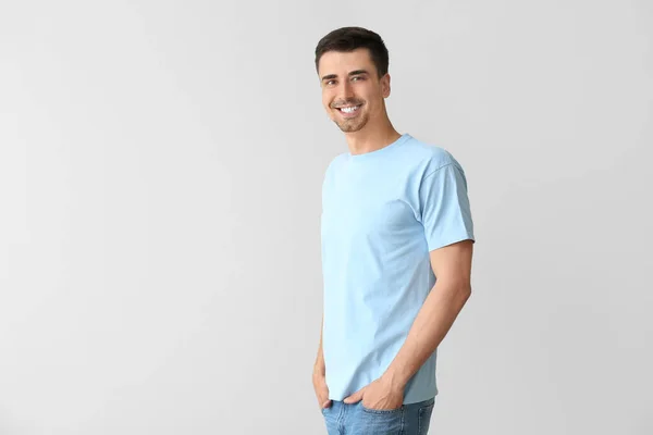 Hombre Con Elegante Camiseta Sobre Fondo Gris —  Fotos de Stock