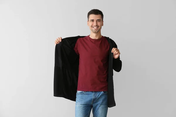 Hombre Con Elegante Camiseta Sobre Fondo Gris — Foto de Stock