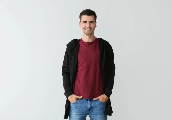 男でスタイリッシュなTシャツでグレーの背景 — ストック写真