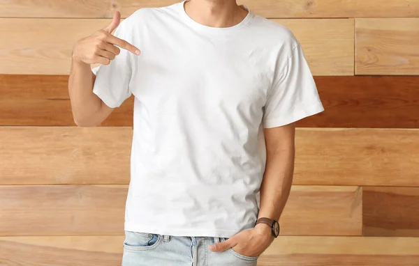 Hombre Con Elegante Camiseta Sobre Fondo Madera —  Fotos de Stock