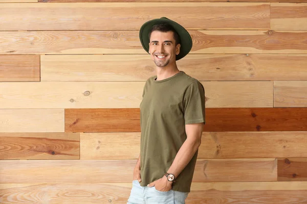 木製の背景にスタイリッシュなTシャツの男 — ストック写真
