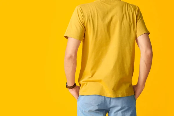 Hombre Elegante Camiseta Sobre Fondo Color — Foto de Stock