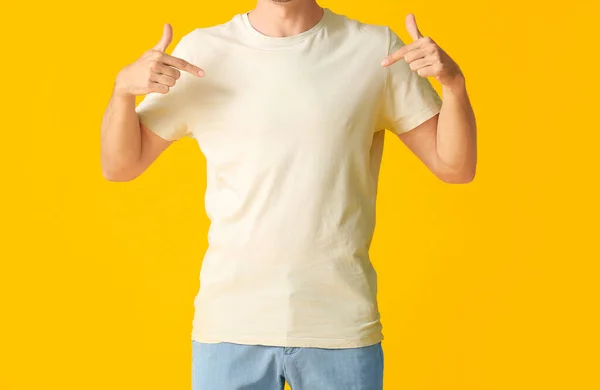 Hombre Elegante Camiseta Sobre Fondo Color —  Fotos de Stock