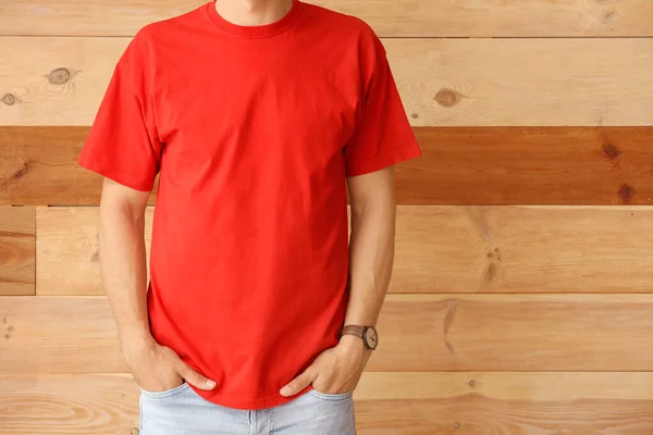 Mann Stylischem Shirt Auf Holzgrund — Stockfoto