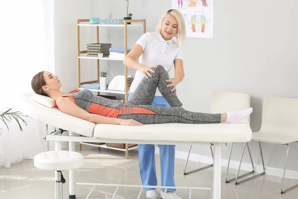 Massagetherapeut Werkt Met Sportvrouw Medisch Centrum — Stockfoto