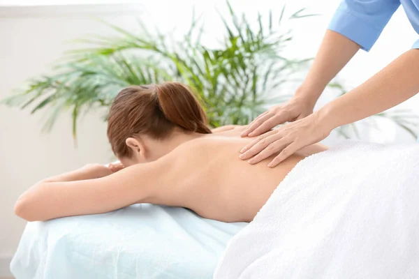 Massagetherapeutin Arbeitet Mit Patientin Medizinischen Zentrum — Stockfoto