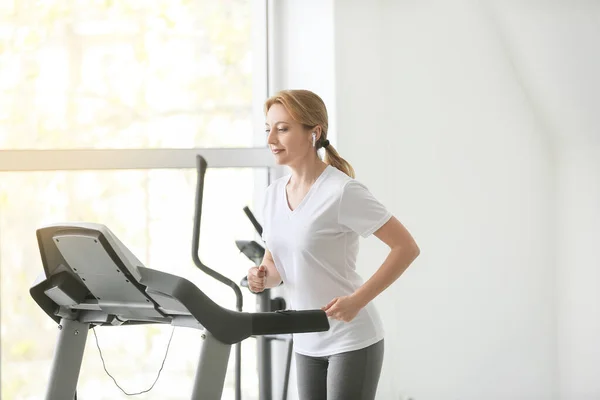 Sportliches Frauentraining Auf Dem Laufband Fitnessstudio — Stockfoto