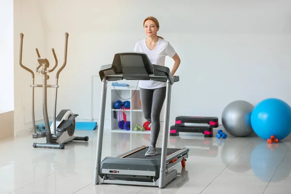 Sportliches Frauentraining Auf Dem Laufband Fitnessstudio — Stockfoto