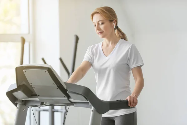 Sporty Woman Training Treadmill Gym — Stock Photo, Image