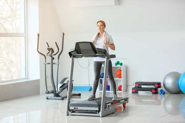 Sportliches Frauentraining Auf Dem Laufband Fitnessstudio — Stockfoto