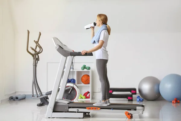 Sporty Woman Drinking Water Training Treadmill Gym — Stock Photo, Image