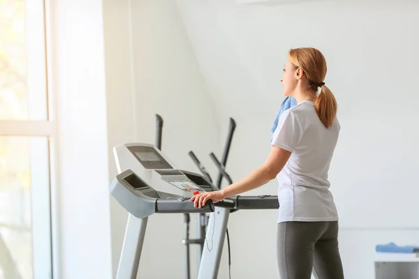 Sporty Woman Resting Training Treadmill Gym — Stock Photo, Image