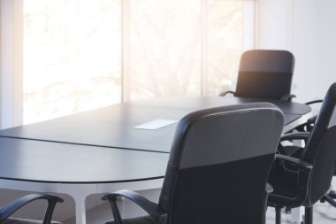 Ofisteki iş görüşmesi için masa hazırlandı.