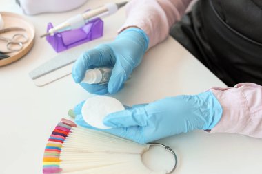 Manikür ustası güzellik salonunda çalışıyor, yakın plan.