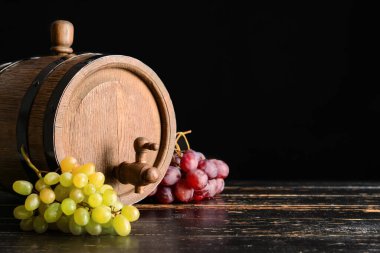 Koyu arkaplanda tahtadan bir fıçı şarap