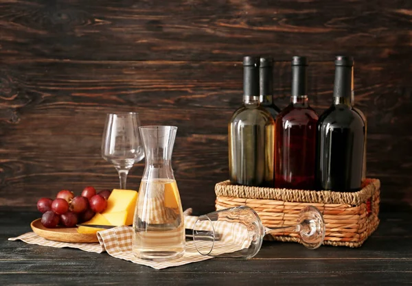 Decantador Vinho Com Garrafas Queijo Mesa — Fotografia de Stock