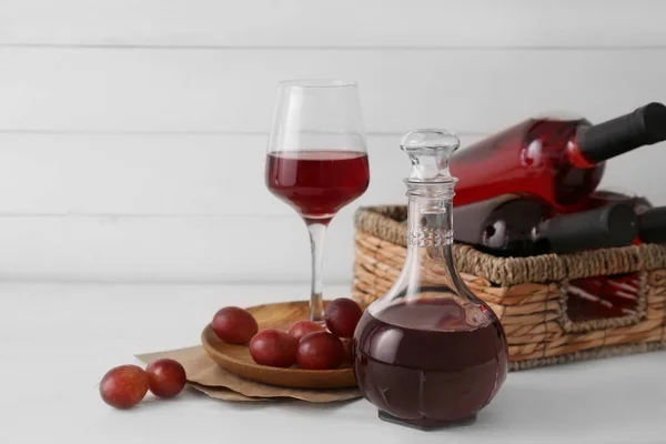 Decanter Con Bicchiere Vino Fondo Legno Bianco — Foto Stock