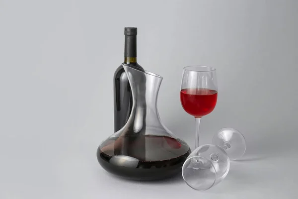 Carafe Bouteille Vin Avec Verres Sur Fond Gris — Photo