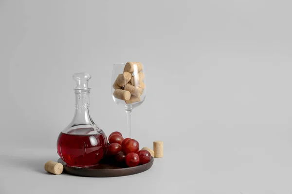 Decanter Vino Con Calice Tappi Fondo Grigio — Foto Stock