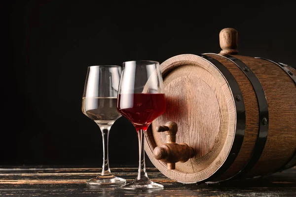 Wooden Barrel Glasses Wine Dark Background — Stock Photo, Image