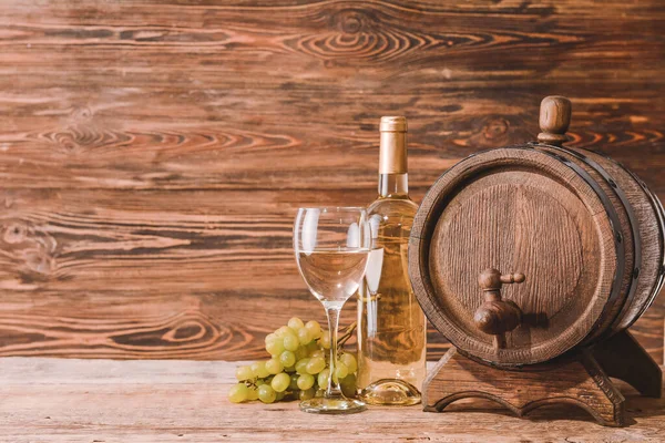 Barril Madeira Garrafa Copo Vinho Sobre Fundo Madeira — Fotografia de Stock