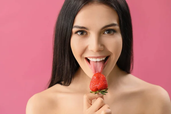 Sexy Mujer Joven Con Fresa Fondo Color — Foto de Stock